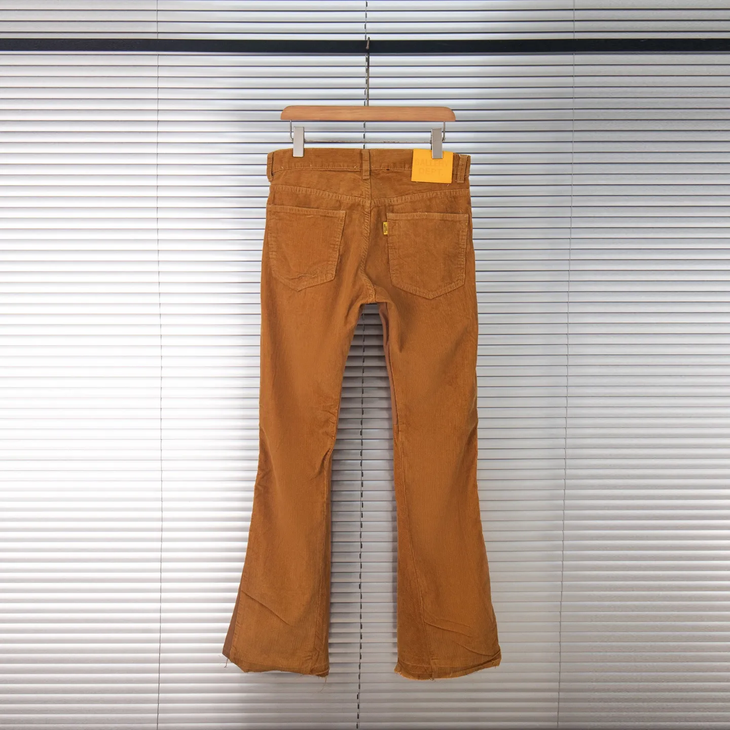 P240 Chrome Hearts Gallery 2025 corduroy spliced ​​multi-pocket couple bootcut jeans are a hot trend this season and are sought after by countless celebrities and fashionistas. The neat details of the cutting process add color to the playful fashion! The neat and meticulous design, and the well-fitting structure is unique. The upper body not only has outstanding recognition, but also looks younger and younger. A style with the ultimate wearing meaning and performance, gorgeous color matching, and the craftsmanship of this style is also extremely extraordinary. After the finished product is washed, it is disassembled and hand-made with sheepskin cross leather and then spliced ​​together to complete. The whole piece has too many craftsmanship to describe. It is decorated with patchwork cross flowers and high-waisted washed jeans! ! Absolutely high-end luxury product, a god-level single product, a super popular product, made by top heavy industry, a magic weapon that cannot be missed to hit the streets. Style number: 1847 Size: 28 30 32 34 36 Color: yellow